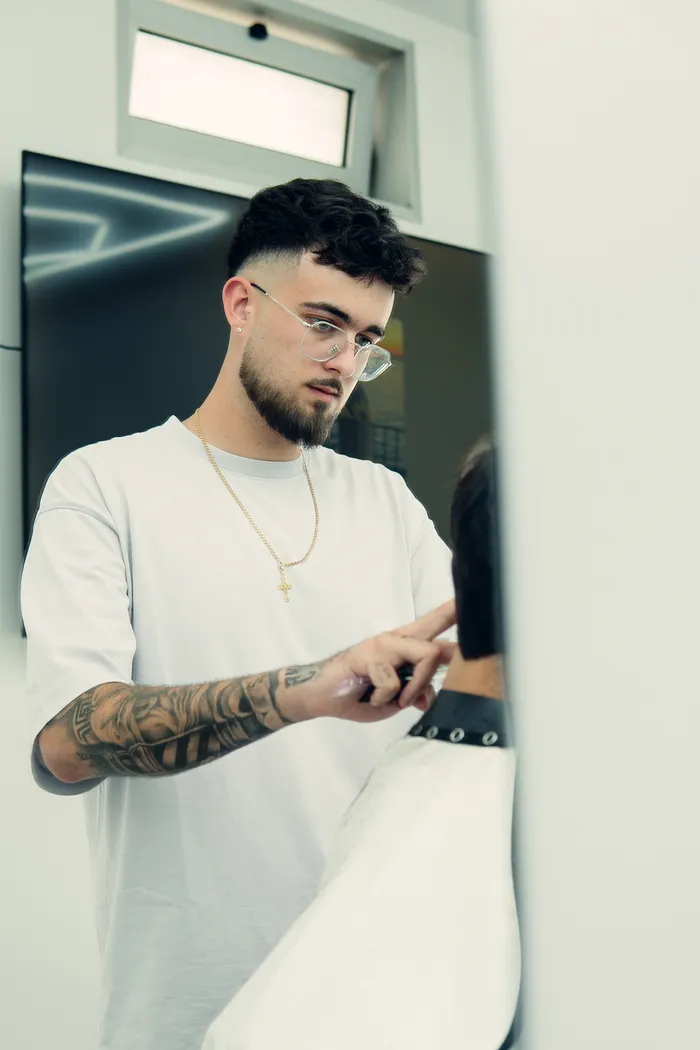 Amadeu, barbeiro da Félix Hairstyle.Studio