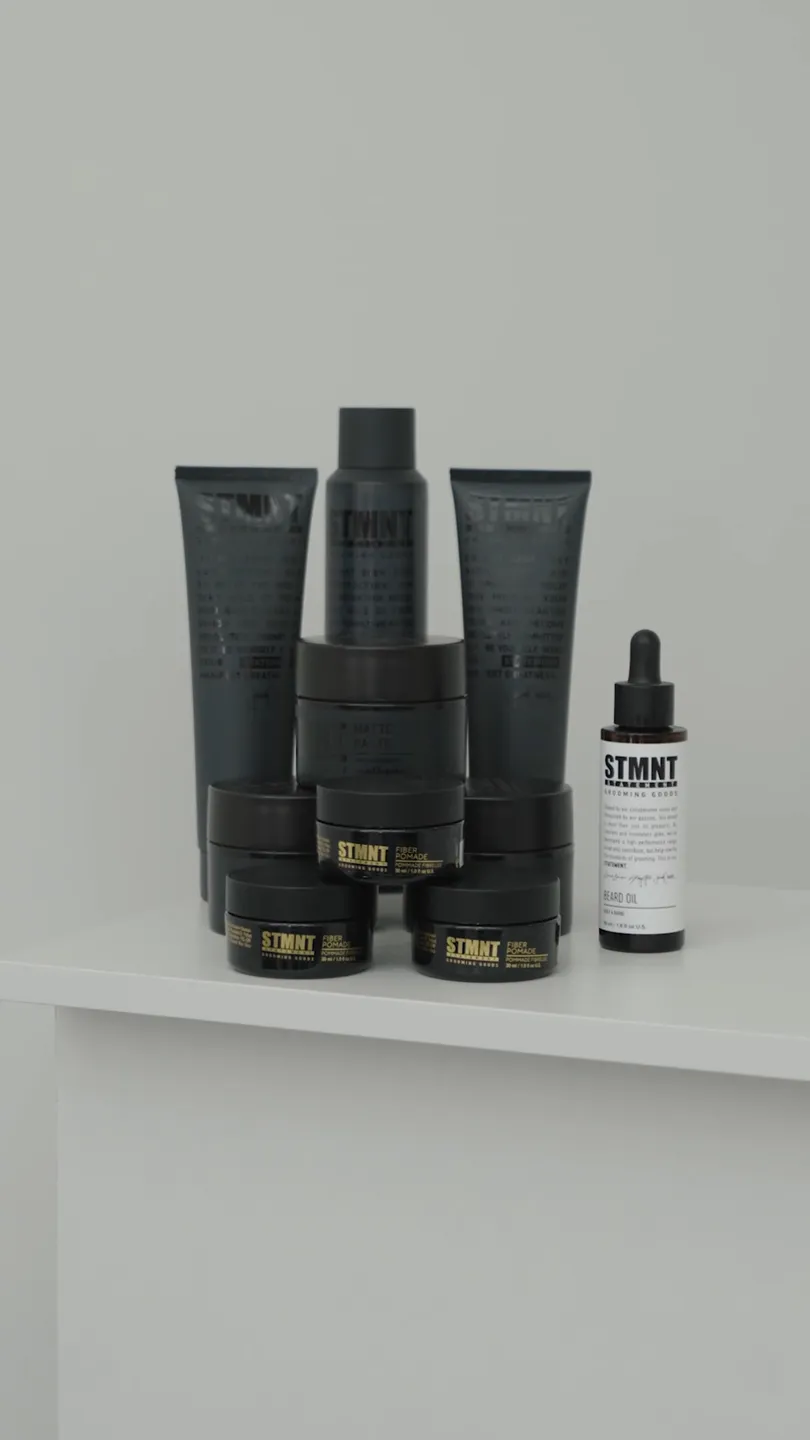 A linha de produtos STMNT alinhada sobre a bancada