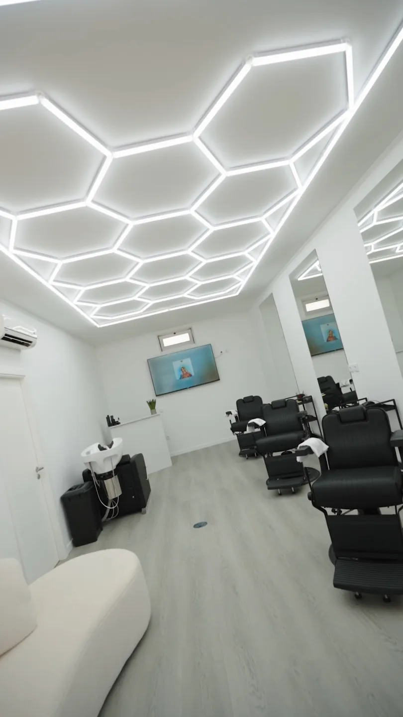 A sala principal do atelier, com as cadeiras alinhadas sob o teto de luz em favo de mel