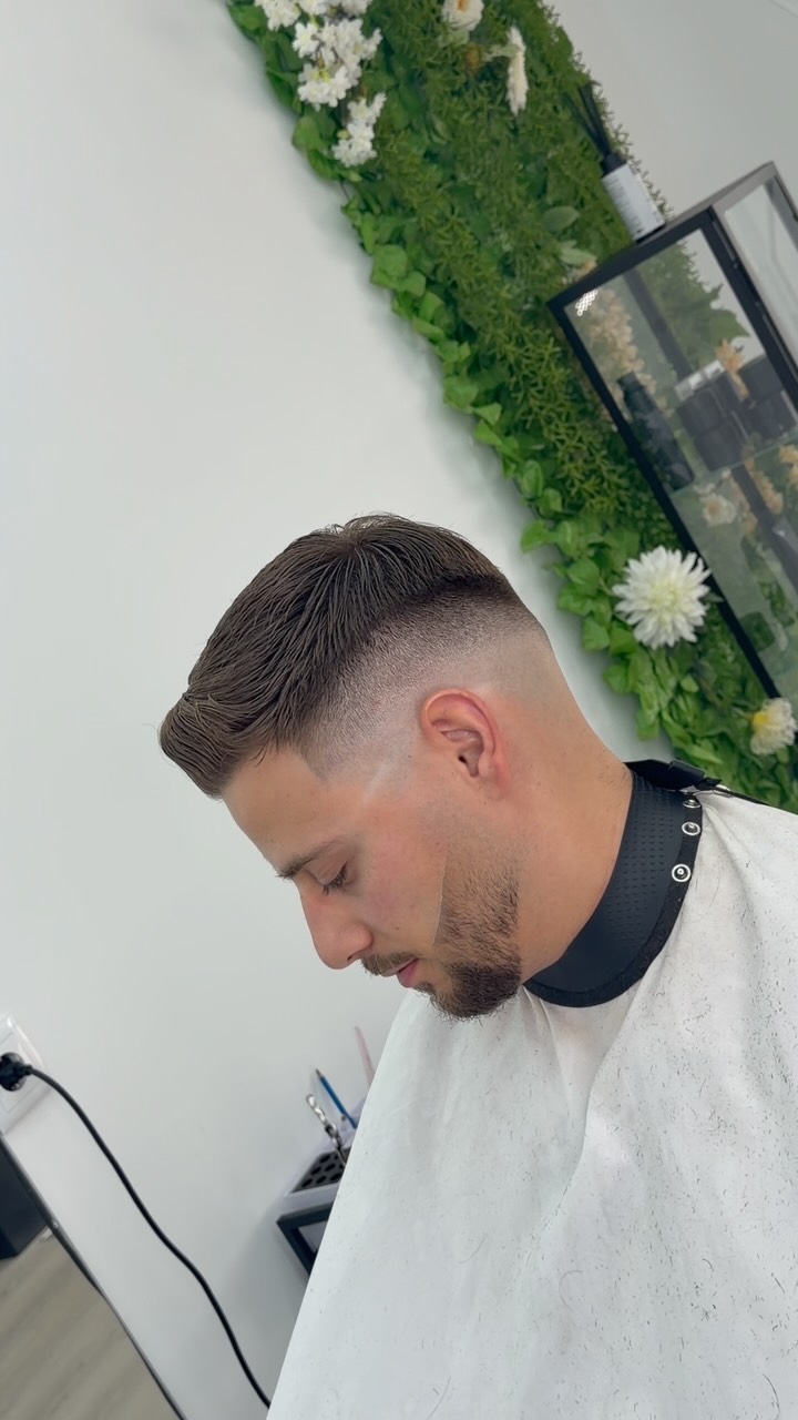Corte curto com fade e contornos definidos