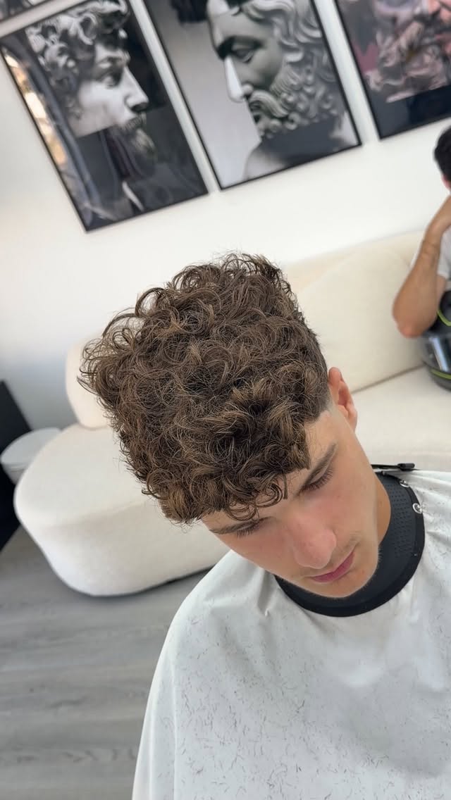 Corte texturizado com topo encaracolado e fade